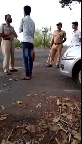 महाराष्ट्र में पुलिस द्वारा युवक की पिटाई