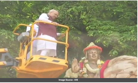 Video of Union home minister Amit Shah flinging a garland at a Basavanna statue in Bengaluru was from 2018, and not during campaigning for the 2023 Assembly elections.
